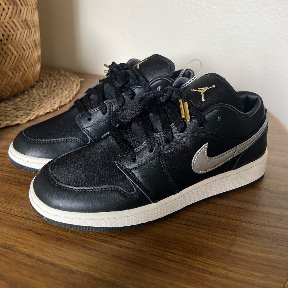 NEW - Jordan 1 Low SE Black Silver Sail Gold
